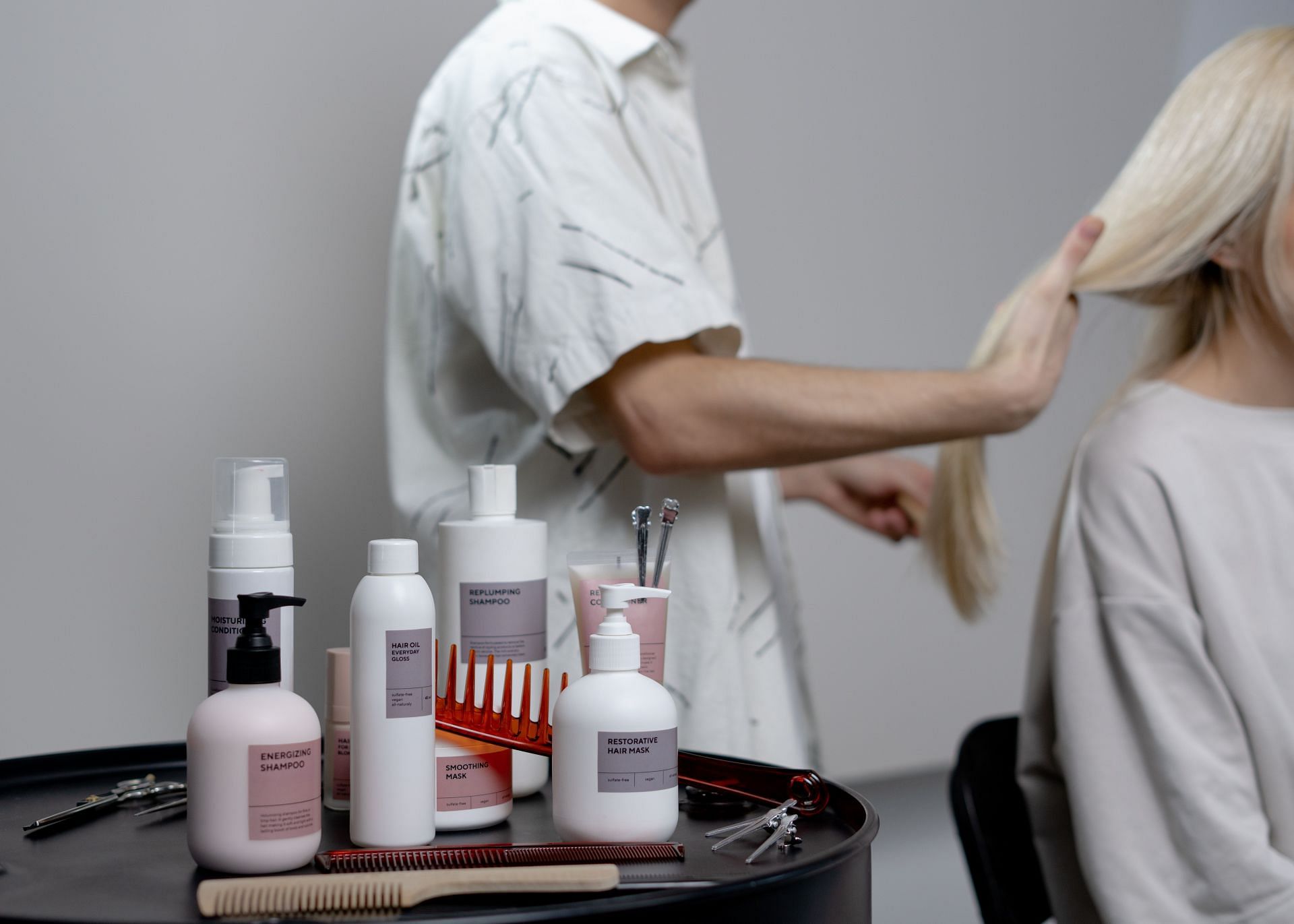 Tips for managing dandruff in summer (Image via Pexels)